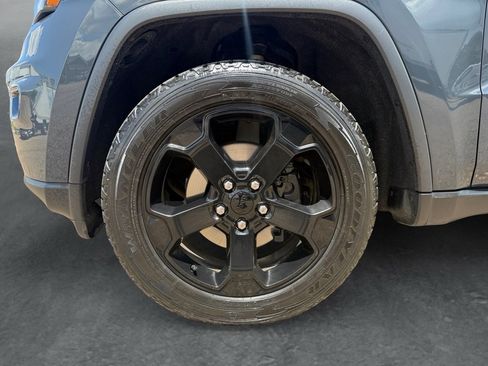 Used 2018 Jeep Grand Cherokee Laredo AWD/4WD image 26