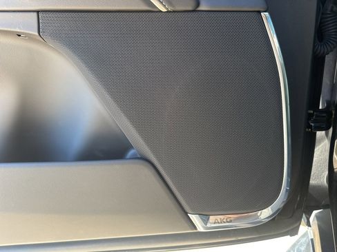 Used 2023 Cadillac Escalade ESV Premium Luxury image 15