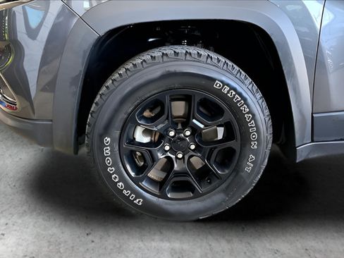 Used 2022 Jeep Cherokee Latitude AWD/4WD image 29