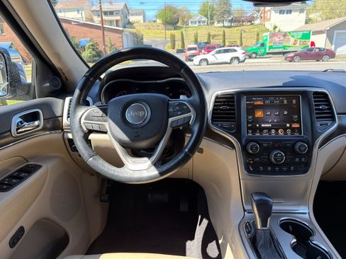 Used 2017 Jeep Grand Cherokee Limited image 19
