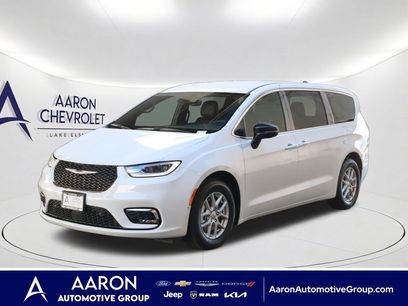 Used 2026 Chrysler Pacifica Select