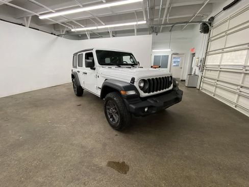 Used 2025 Jeep Wrangler Sport S AWD/4WD image 8