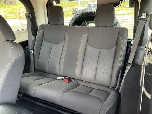 Used 2015 Jeep Wrangler Rubicon w/ Power Convenience Group AWD/4WD image 10