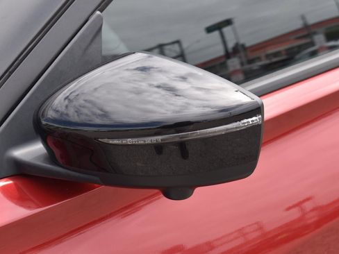 Used 2020 Nissan Kicks SR image 4