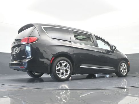 Used 2019 Chrysler Pacifica Limited image 64