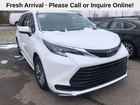 Used 2024 Toyota Sienna LE image 1