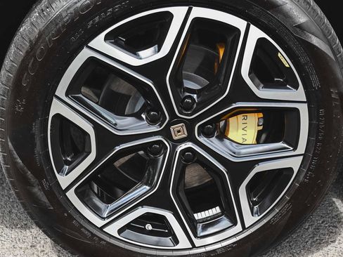 Used 2022 Rivian R1S Launch Edition image 7