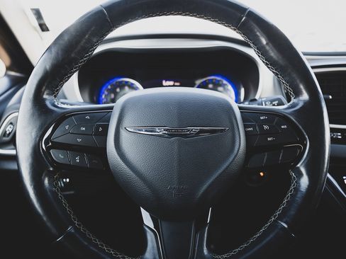 Used 2020 Chrysler Pacifica Touring-L Plus w/ S Appearance Package image 17