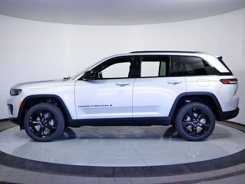 Used 2024 Jeep Grand Cherokee Altitude image 17