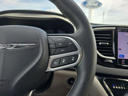 Used 2023 Chrysler Pacifica Touring-L image 22