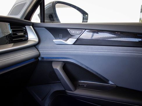 Certified 2025 Volkswagen Tiguan SE image 46