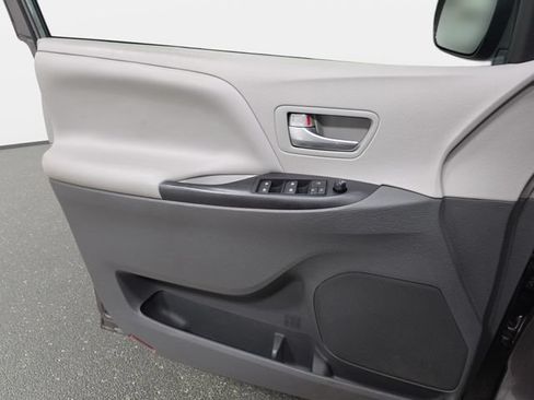 Used 2016 Toyota Sienna LE w/ Protection Package FWD image 27