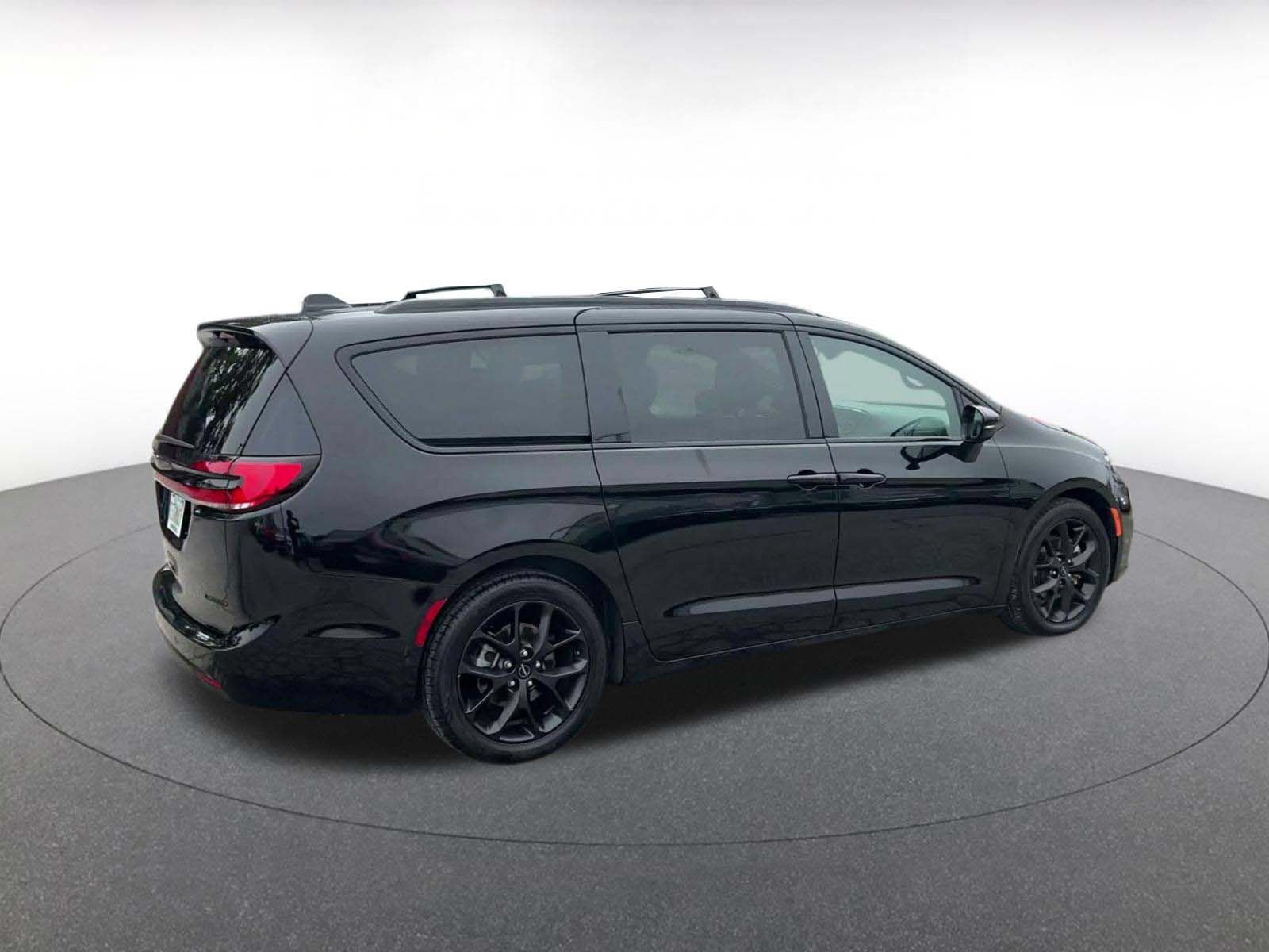 Used 2025 Chrysler Pacifica Limited FWD image 14