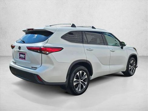 Used 2022 Toyota Highlander XLE AWD/4WD image 5