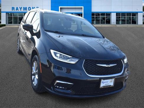 Used 2022 Chrysler Pacifica Touring-L image 9