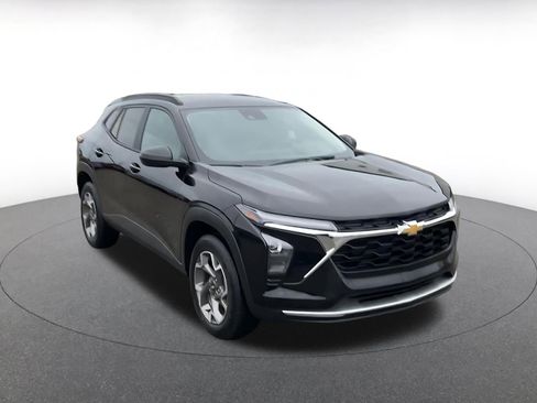 Used 2025 Chevrolet Trax LT w/ LT Convenience Package image 3