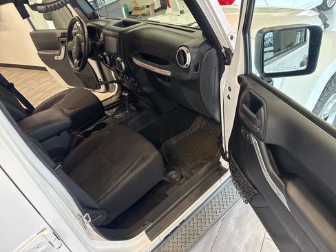 Used 2014 Jeep Wrangler Unlimited Sahara image 24