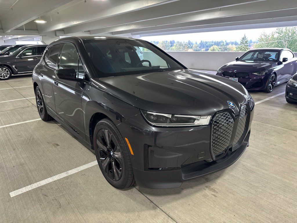 Used 2024 BMW iX xDrive50 w/ Premium Package AWD/4WD image 8
