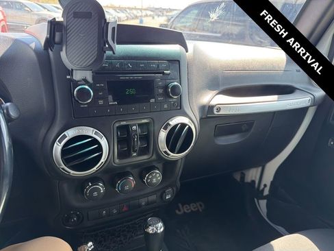 Used 2018 Jeep Wrangler Unlimited Sahara w/ Connectivity Group image 7