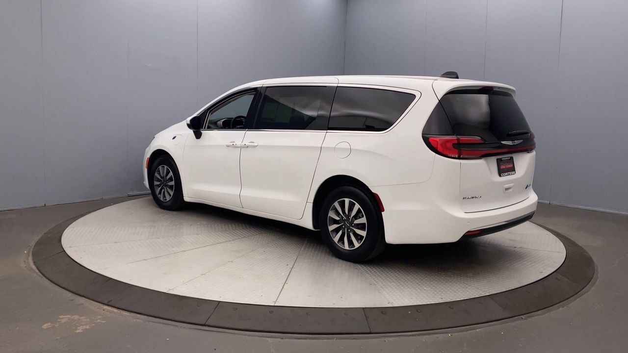 Used 2023 Chrysler Pacifica Touring-L FWD image 3