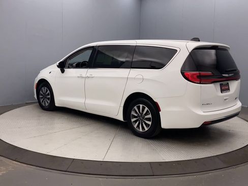 Used 2023 Chrysler Pacifica Touring-L FWD image 3
