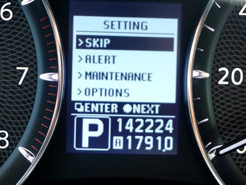 Used 2011 INFINITI QX56 4WD w/ Deluxe Touring Pkg image 31