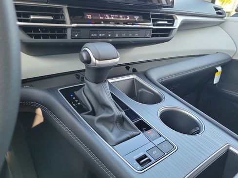 Used 2026 Toyota Sienna XLE FWD image 25