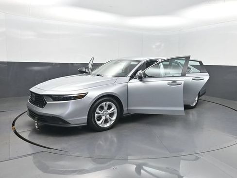 Used 2025 Honda Accord LX image 32