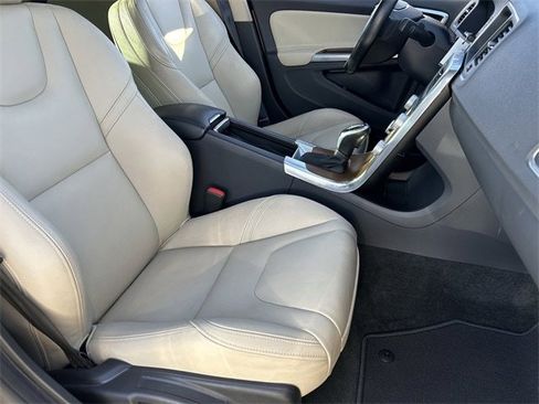 Used 2016 Volvo S60 T5 Premier image 11