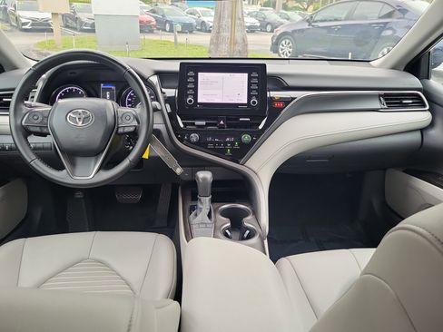 Used 2022 Toyota Camry SE image 10