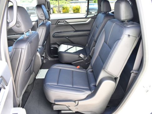 Used 2026 GMC Acadia Elevation w/ Elevation Premium Package FWD image 23