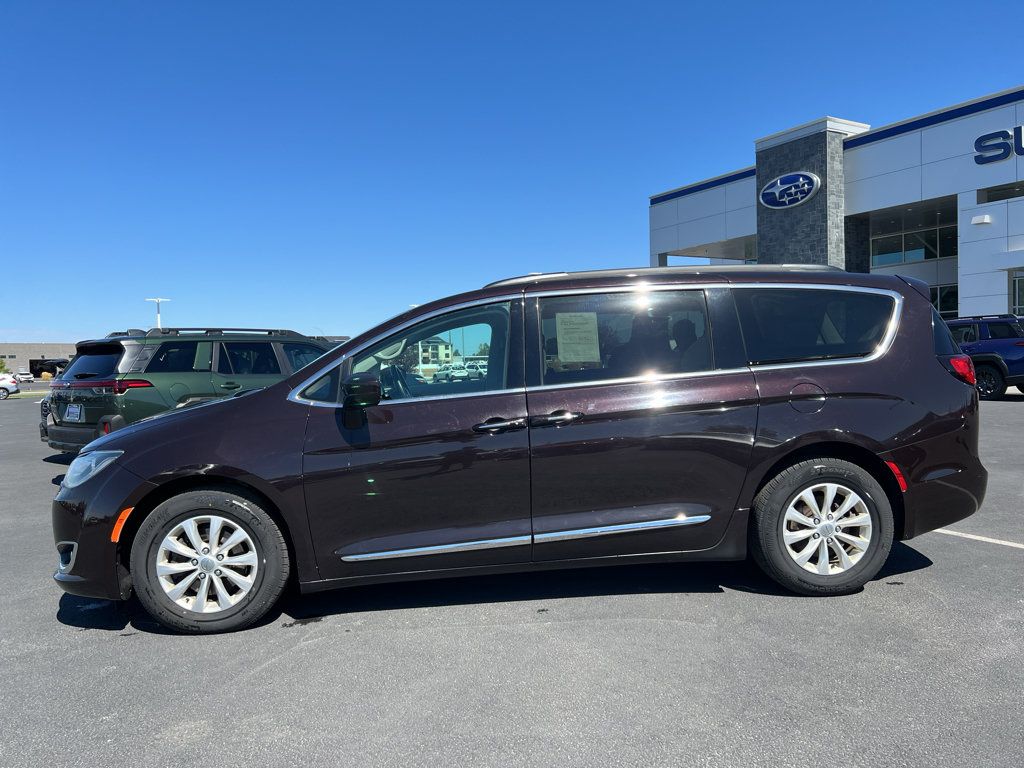 Used 2017 Chrysler Pacifica Touring-L FWD image 31