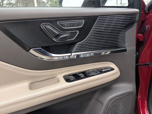 Used 2022 Lincoln Corsair Standard w/ Premium Package image 11