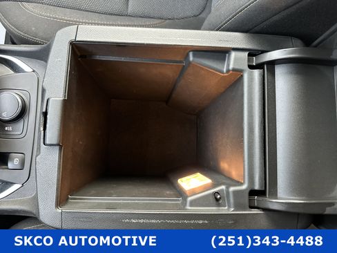 Used 2021 Chevrolet Traverse LT image 25