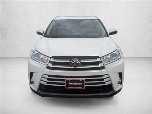 Used 2019 Toyota Highlander XLE FWD image 2