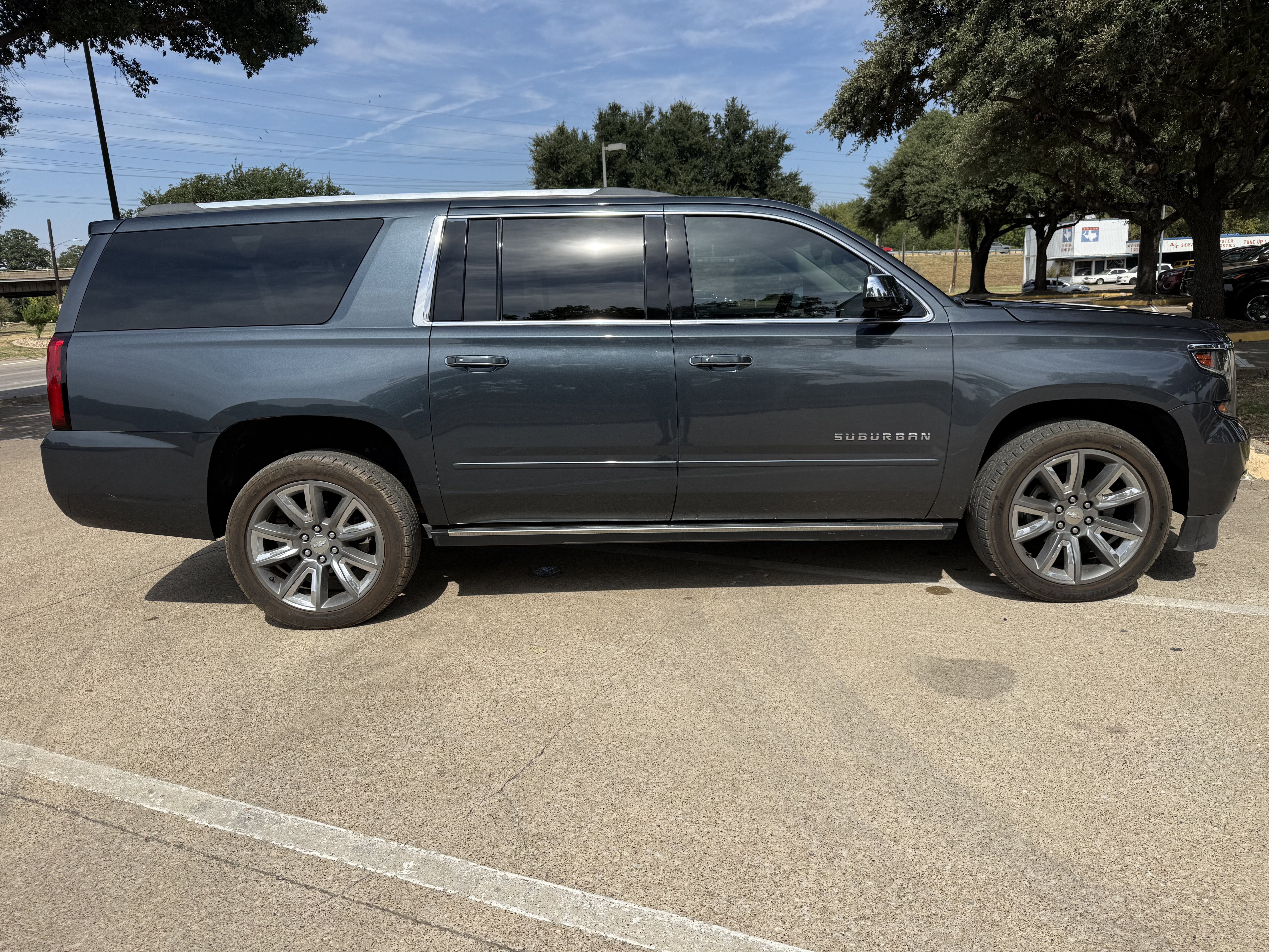 Used 2019 Chevrolet Suburban Premier RWD image 4