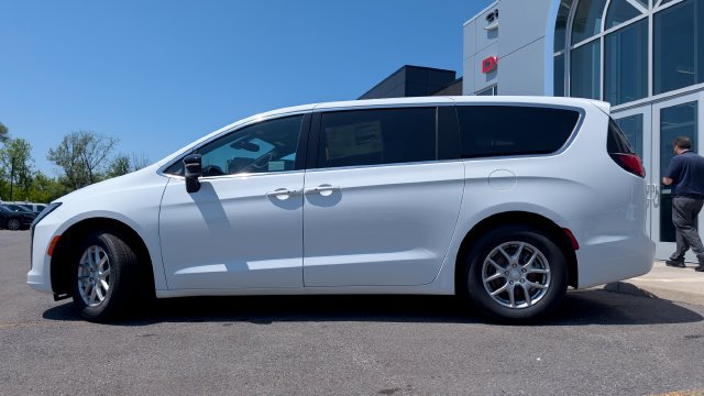 New 2027 Chrysler Pacifica Select FWD image 8