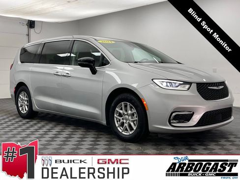 Used 2024 Chrysler Pacifica Touring-L FWD image 1