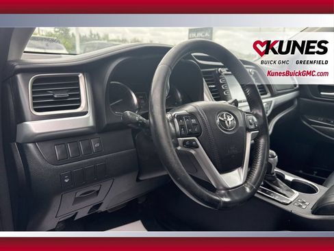 Used 2014 Toyota Highlander XLE AWD/4WD image 17