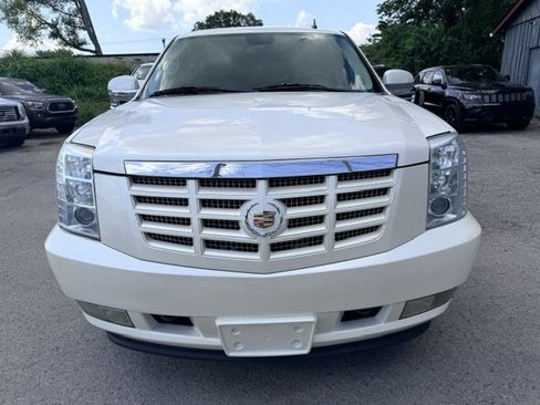 Used 2011 Cadillac Escalade Premium RWD image 2