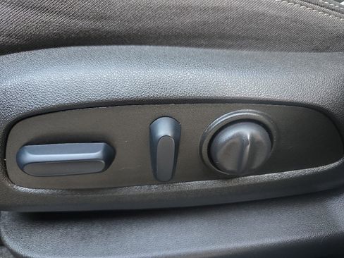 Used 2023 GMC Terrain SLE w/ Driver Convenience Package image 23