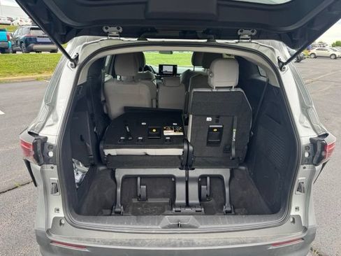 Used 2025 Toyota Sienna LE AWD/4WD image 10