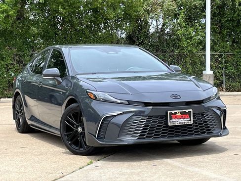 Used 2025 Toyota Camry SE w/ Convenience Package FWD image 2