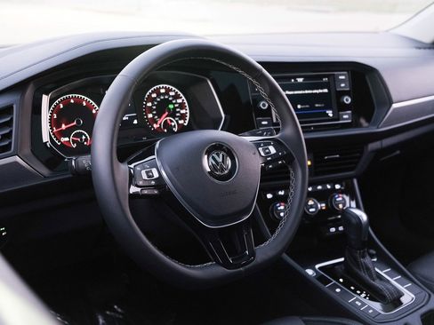 Used 2021 Volkswagen Jetta SE w/ SE Cold Weather Package image 17