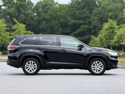 Used 2016 Toyota Highlander LE FWD image 12