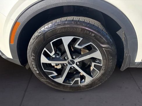 Certified 2023 Kia Sportage EX w/ EX Premium Package AWD/4WD image 9