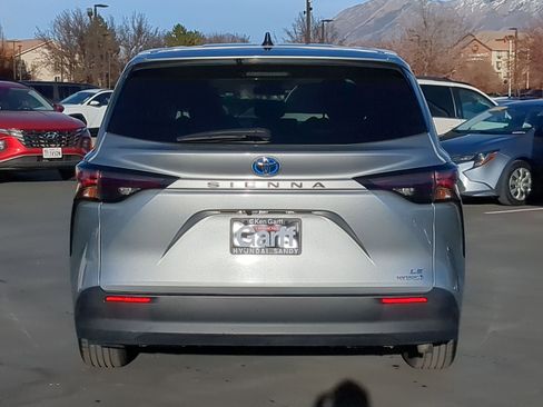 Used 2024 Toyota Sienna LE image 5