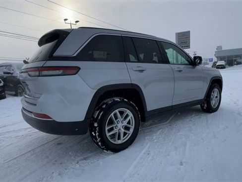 Used 2023 Jeep Grand Cherokee Laredo image 8