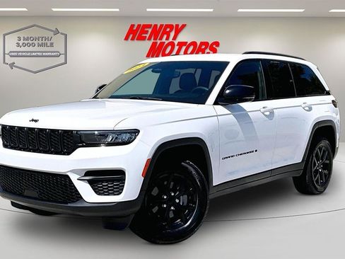 Used 2024 Jeep Grand Cherokee Altitude AWD/4WD image 3