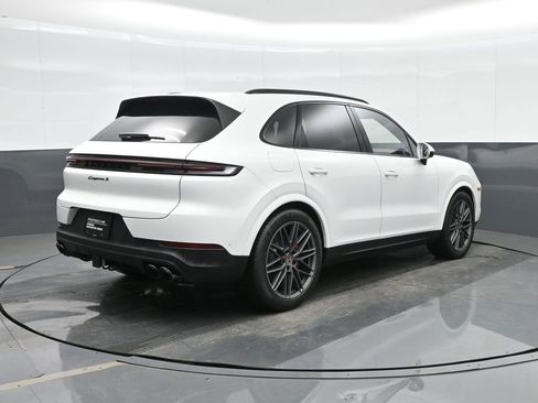 Certified 2025 Porsche Cayenne S AWD/4WD image 7